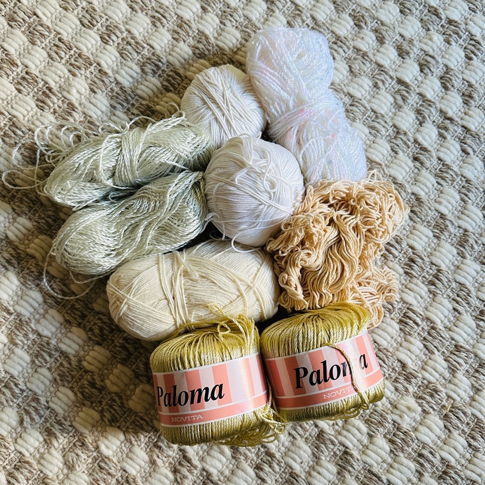 🧶 Bundle of Ten Yarn Skeins - Whites, Creams, Gold‎